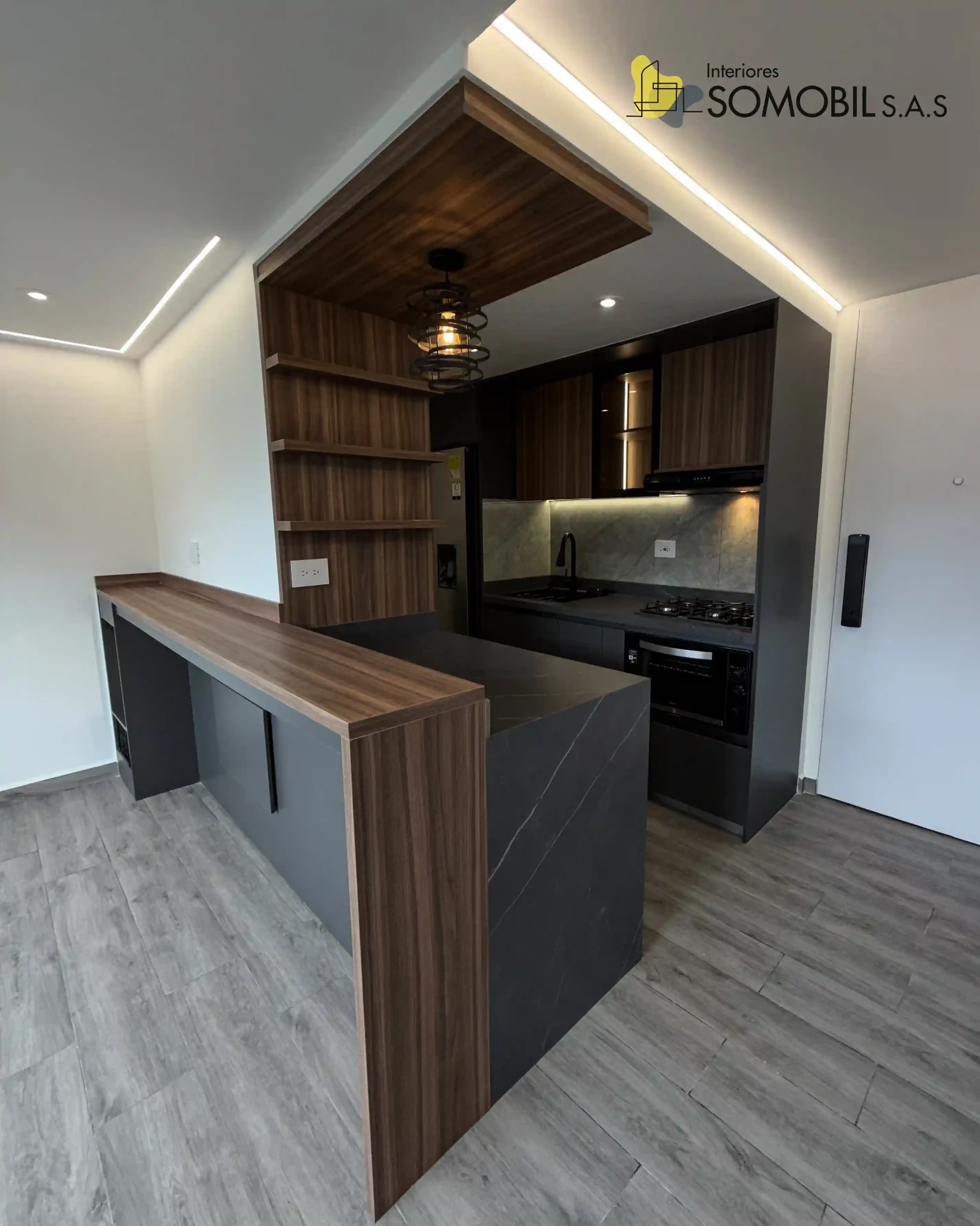 Cocina en tonos grafito y madera realizada por Interiores Somobil