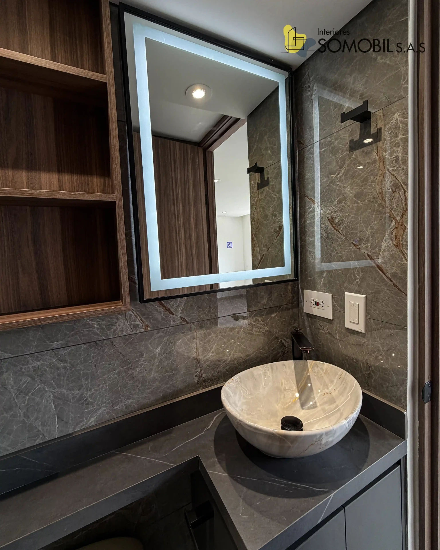 Baño con mobiliario en madera y acabados en piedra